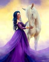 Брюнетка в фиолетовом платье возле белого коня